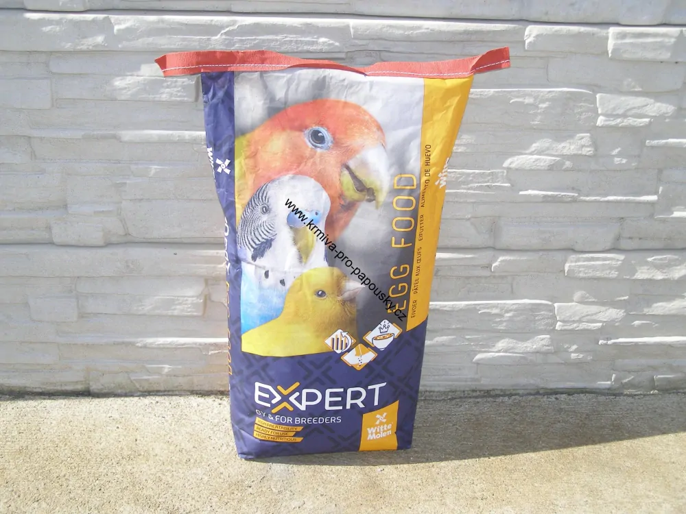 Witte Molen B.V., Holandsko Vaječné krmivo vlhké s medem EGGFOOD Red s barvivem pro červené kanáry a ptáky s červeným faktorem 3kg